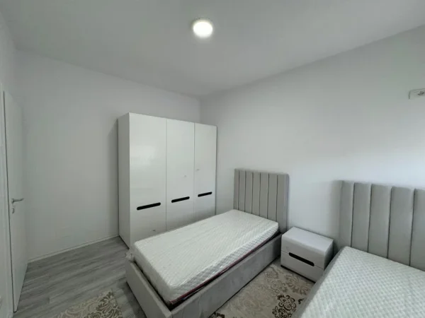Tirane, jepet me qera apartament 3+1+Ballkon Kati 4, 145 m² 1.200 € (Liqeni i Thate)
