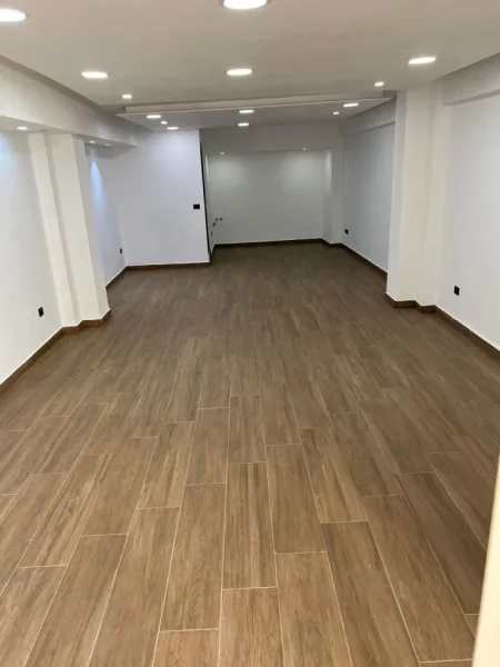 Tirane, shitet dyqan Kati -1, 65 m² 150.000 € (ish ekspozita)
