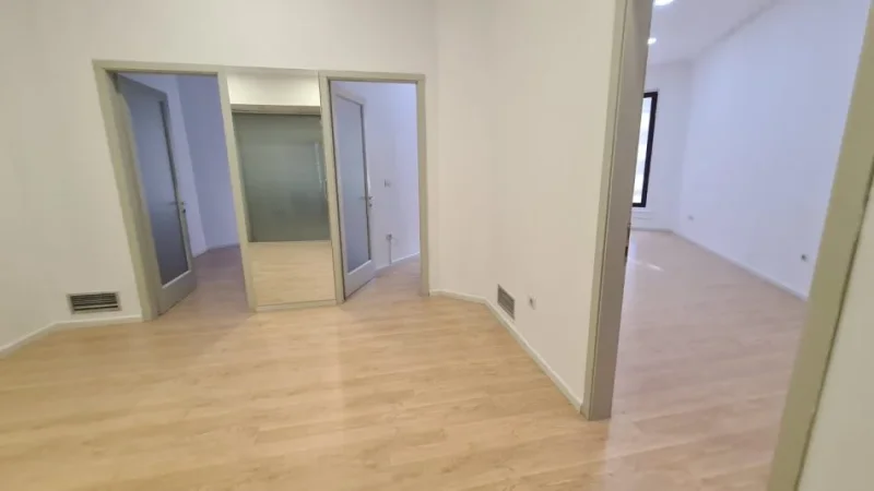 Tirane, jepet me qera zyre Kati 1, 80 m² 1.500 € (Torre Drini, Qender)
