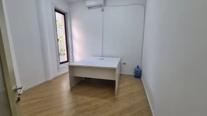 Tirane, jepet me qera zyre Kati 1, 80 m² 1.500 € (Torre Drini, Qender)