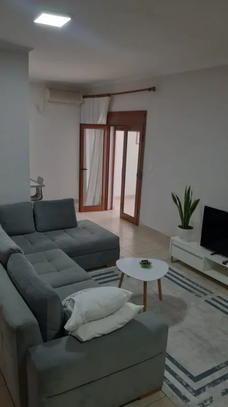 Tirane, jepet me qera apartament 2+1 Kati 6, 130 m² 1.000 € (Blloku)