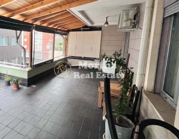 Tirane, jepet me qera apartament 2+1 Kati 1, 140 m² 900 € (Zogu Zi)