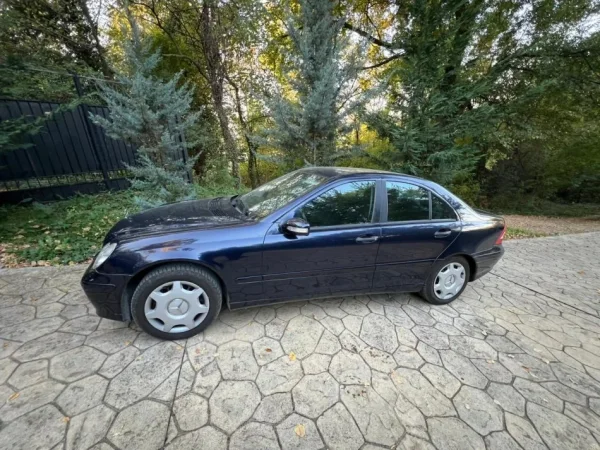 Tirane, shes makine mercedez benz w203 Nafte, blu e errët manuale Klima 217.000 km 4.300 €