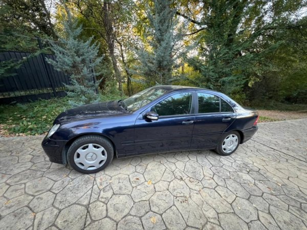 Tirane, shes makine mercedez benz w203 Nafte, blu e errët manuale Klima 217.000 km 4.300 €