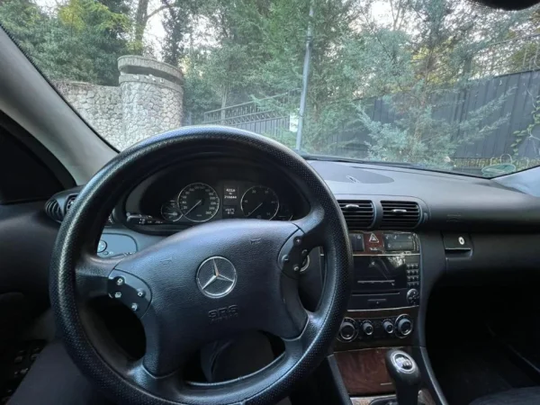 Tirane, shes makine mercedez benz w203 Nafte, blu e errët manuale Klima 217.000 km 4.300 €