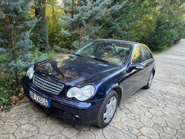Tirane, shes makine mercedez benz w203 Nafte, blu e errët manuale Klima 217.000 km 4.300 €