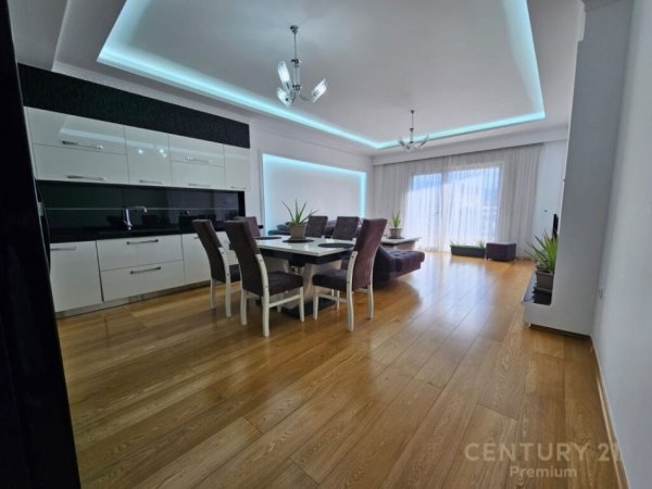 Tirane, jap me qera apartament 2+1+2 , 120 m² 900 € (Kopshti Botanik Zoologjik)