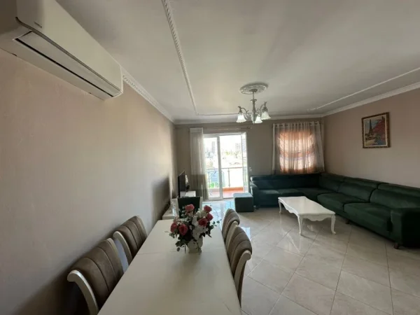 Tirane, jepet me qera apartament 2+1+Ballkon Kati 4, 125 m² 600 € (GREEN CITY)