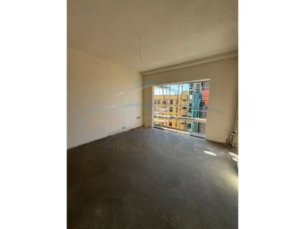 Tirane, shitet apartament 1+1+Ballkon Kati 7, 67 m² 142.380 € (Shkolla e Kuqe)