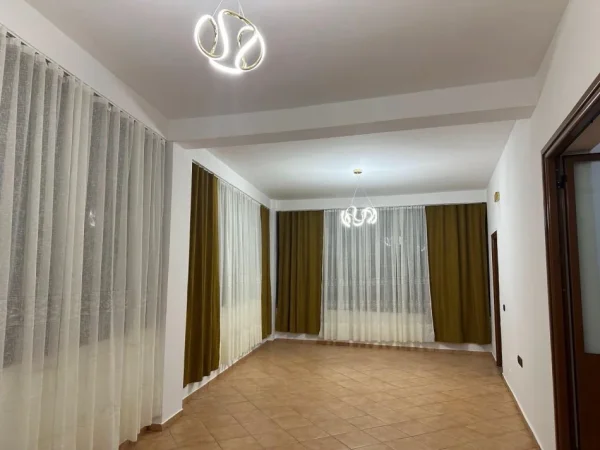 Tirane, jepet me qera shtepi 2+1+Ballkon Kati 2, 140 m² 350 € (Ali Demi)