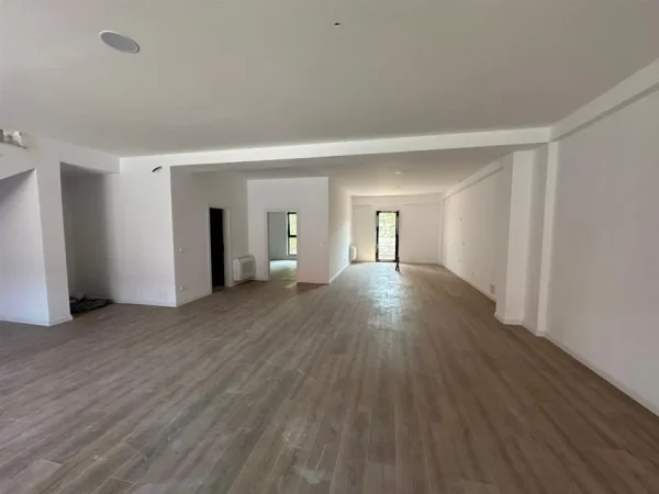 Tirane, jepet me qera ambjent biznesi Kati 1, 342 m² 4.000 € (Tirana Garden Building)