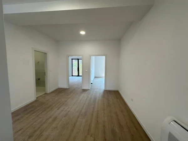 Tirane, jepet me qera ambjent biznesi Kati 1, 342 m² 4.000 € (Tirana Garden Building)