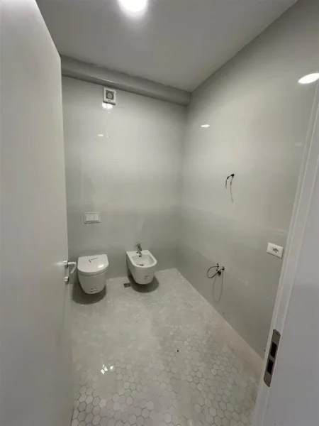 Tirane, jepet me qera ambjent biznesi Kati 1, 342 m² 4.000 € (Tirana Garden Building)