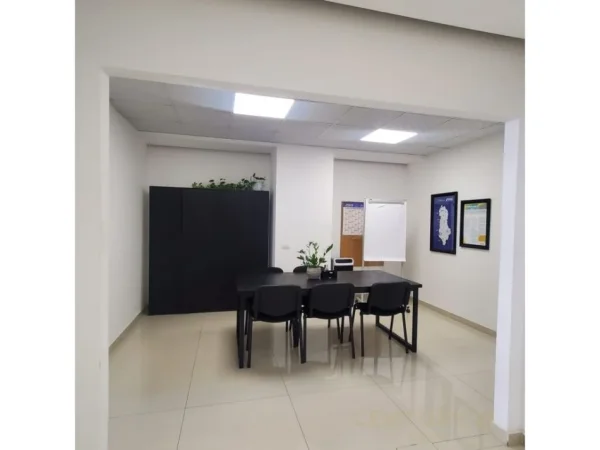 Tirane, jepet me qera zyre Kati 1, 126 m² 2.500 € (Rruga E Kavajes)