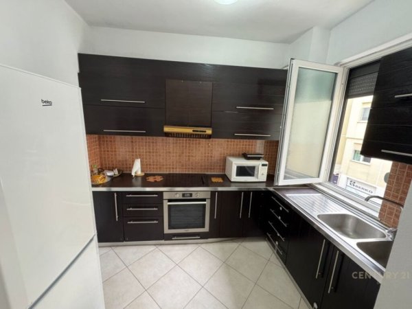 Tirane, jepet me qera apartament 2+1+Aneks+Ballkon Kati 2, 115 m² 650 € (Liqeni i Thate)