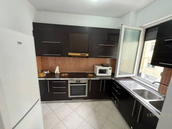 Tirane, jepet me qera apartament 2+1+Aneks+Ballkon Kati 2, 115 m² 650 € (Liqeni i Thate)