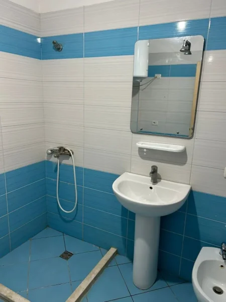 Tirane, jepet me qera apartament 2+1+Aneks+Ballkon Kati 2, 101 m² 300 € (yzberisht)