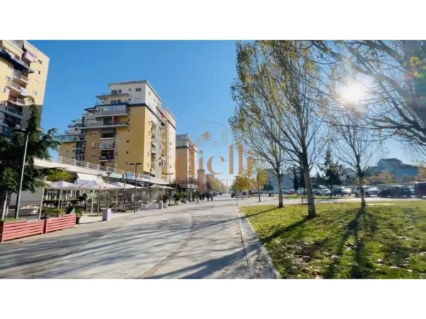 Tirane, shitet apartament 2+1 Kati 8, 113 m² , me Cmim OKAZION (ISH FUSHA E AVIACIONIT)
