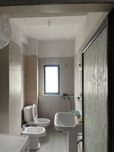 Tirane, jepet me qera apartament 2+1(Bosh) Kati 4, 75 m² 500€ (Myslym Shyri)