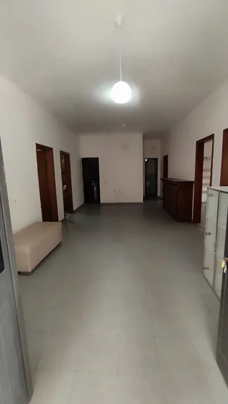 Tirane, jepet me qera ambjent biznesi Kati 2, 261 m² 900 € (Don Bosko)