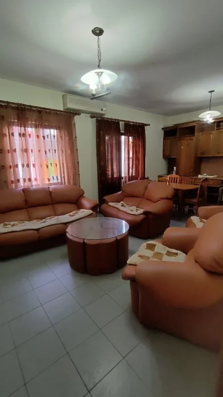 Tirane, jepet me qera ambjent biznesi Kati 2, 261 m² 900 € (Don Bosko)