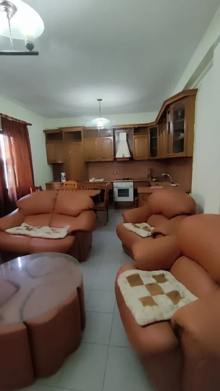 Tirane, jepet me qera ambjent biznesi Kati 2, 261 m² 900 € (Don Bosko)