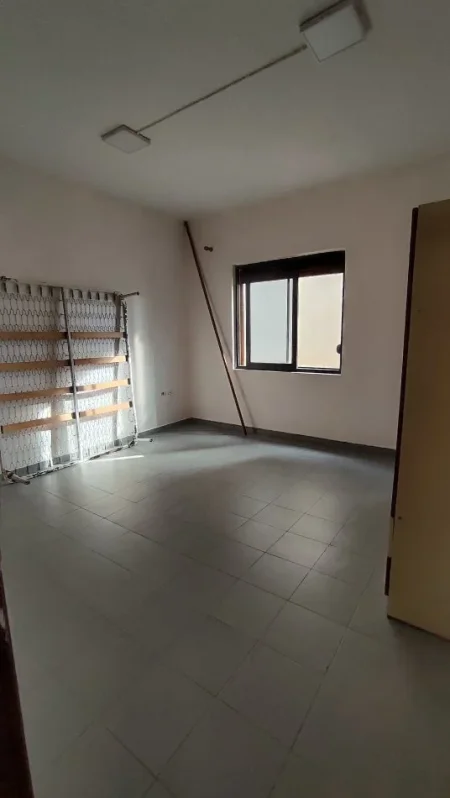 Tirane, jepet me qera ambjent biznesi Kati 2, 261 m² 900 € (Don Bosko)