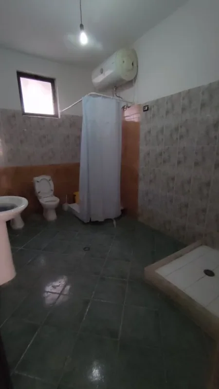 Tirane, jepet me qera ambjent biznesi Kati 2, 261 m² 900 € (Don Bosko)