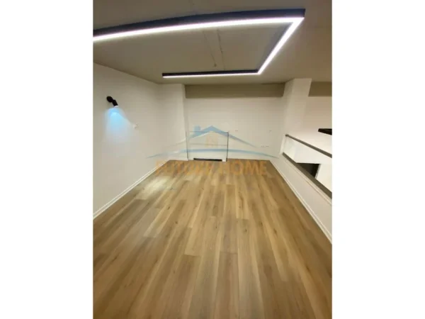 Tirane, jepet me qera ambjent biznesi Kati 1, 150 m² 1.000 € (Porcelan)