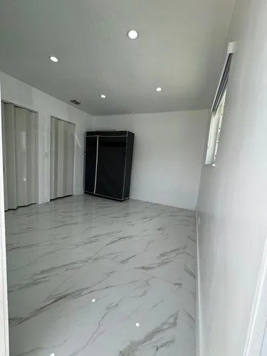 Tirane, jepet me qera dyqan Kati 0, 93 m² 500 € (fresk)