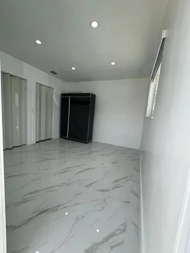 Tirane, jepet me qera dyqan Kati 0, 93 m² 500 € (fresk)