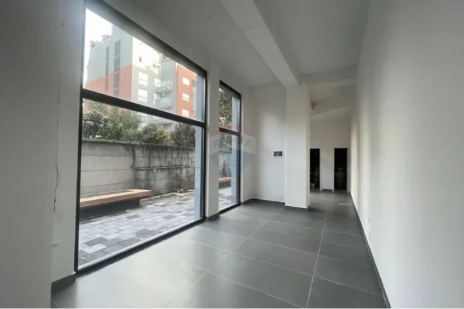 Tirane, jepet me qera dyqan Kati 0, 63 m² 1.200 € (Ali Demi)