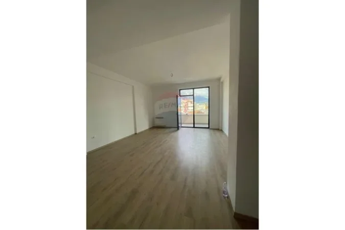 Tirane, jepet me qera dyqan Kati 2, 154 m² 1.500 € (Myslym Shyri)