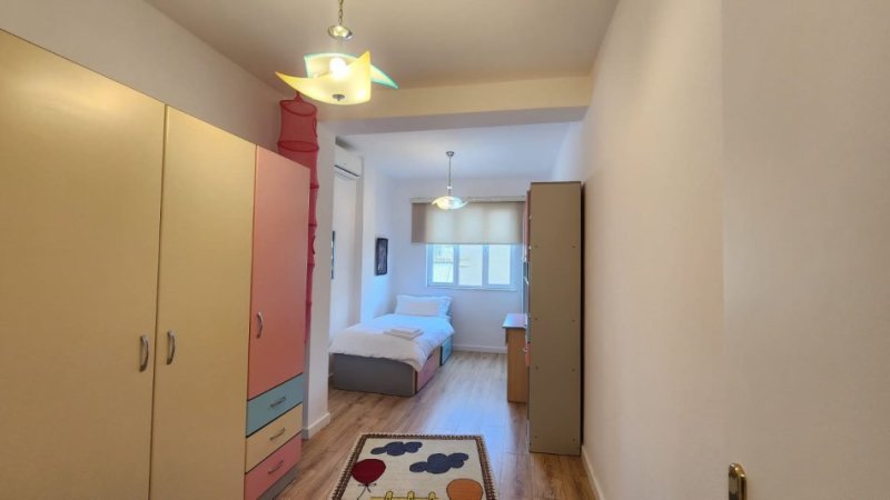 Tirane, jepet me qera apartament 1+1+Ballkon Kati 4, 93 m² 700 € (Rruga e Durresit)