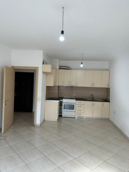 Tirane, jepet me qera apartament 2+1 Kati 6, 100 m² 300 € (Pallatet Cabej)