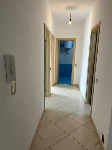 Tirane, jepet me qera apartament 2+1 Kati 6, 100 m² 300 € (Pallatet Cabej)