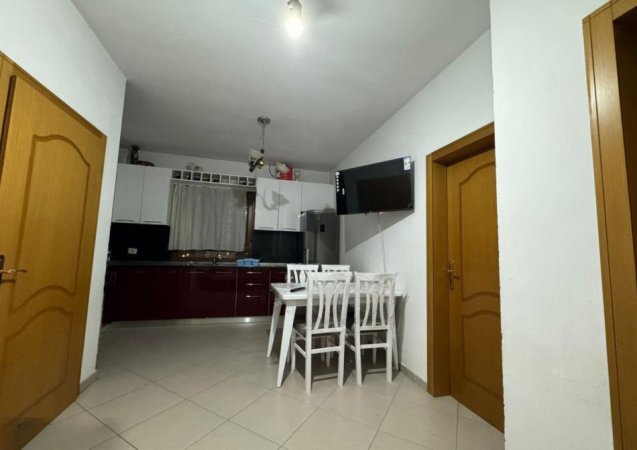 Tirane, jepet me qera apartament 2+1 Kati 3, 110 m² 400 € (Stacioni i Trenit)