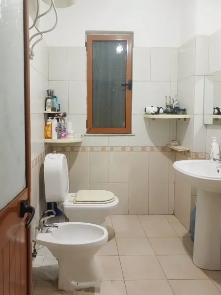 Tirane, shes apartament 2+1 Kati 4, 80 m² (Rr. Osman Jonuzi, Tirana (200 metra nga bulevardi i ri))