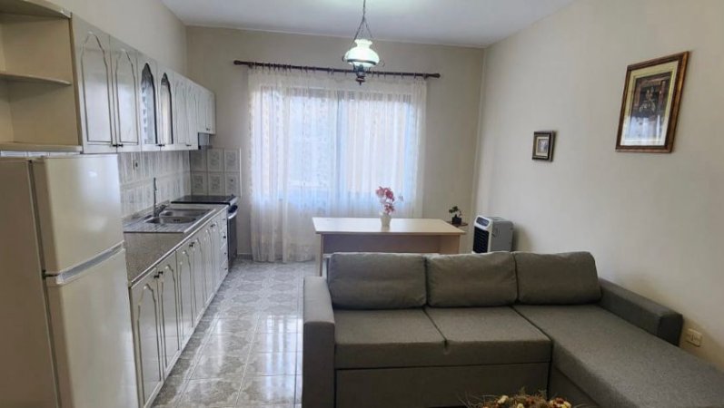 Tirane, jepet me qera apartament 1+1+Ballkon Kati 2, 70 m² 430 € (rruga “4 Deshmoret” prane Gjimnazit Partizani)