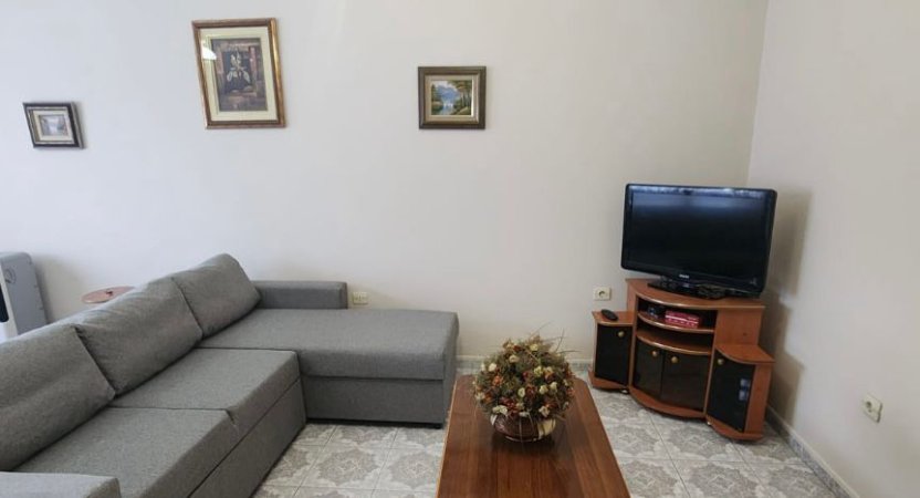 Tirane, jepet me qera apartament 1+1+Ballkon Kati 2, 70 m² 430 € (rruga “4 Deshmoret” prane Gjimnazit Partizani)