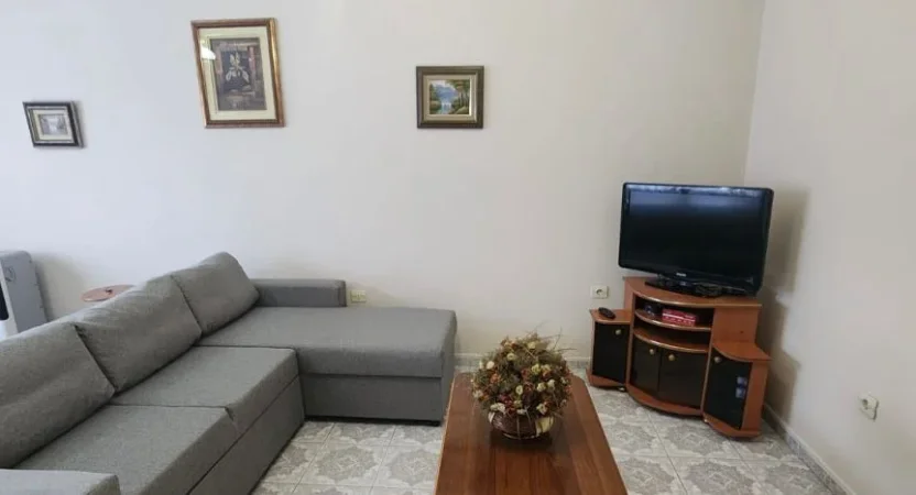 Tirane, jepet me qera apartament 1+1+Ballkon Kati 2, 70 m² 430 € (rruga “4 Deshmoret” prane Gjimnazit Partizani)