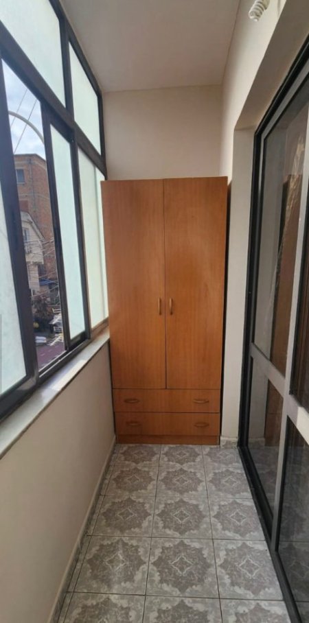 Tirane, jepet me qera apartament 1+1+Ballkon Kati 2, 70 m² 430 € (rruga “4 Deshmoret” prane Gjimnazit Partizani)