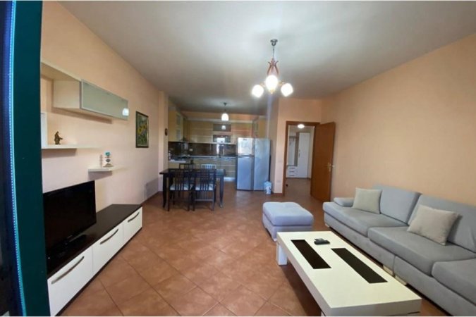 Tirane, jepet me qera apartament 2+1 , 800 € (abulevardi Zogu I)