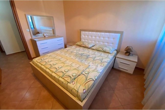 Tirane, jepet me qera apartament 2+1 , 800 € (abulevardi Zogu I)