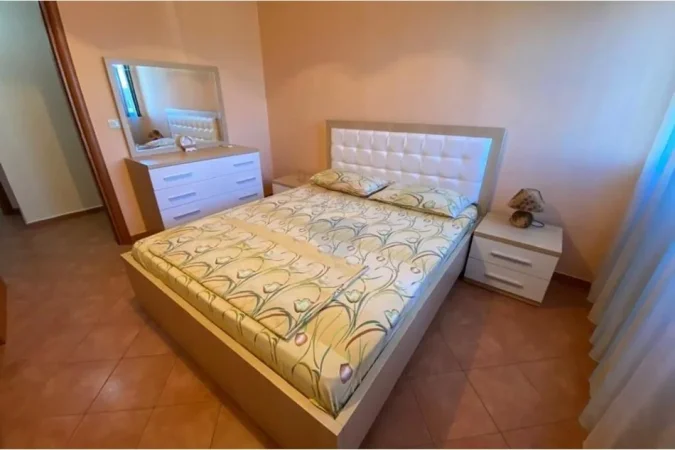 Tirane, jepet me qera apartament 2+1 , 800 € (abulevardi Zogu I)