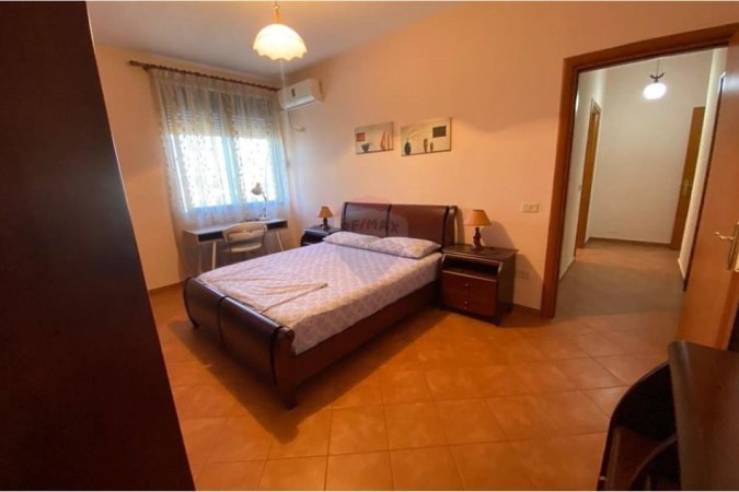 Tirane, jepet me qera apartament 2+1 , 800 € (abulevardi Zogu I)
