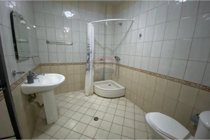 Tirane, jepet me qera apartament 2+1 , 800 € (abulevardi Zogu I)