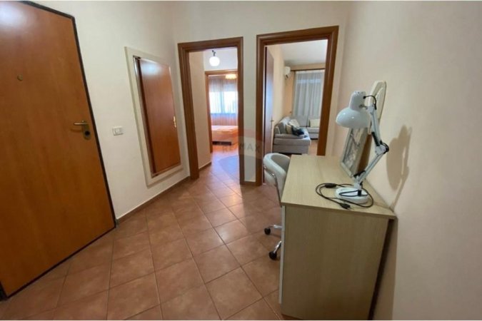 Tirane, jepet me qera apartament 2+1 , 800 € (abulevardi Zogu I)