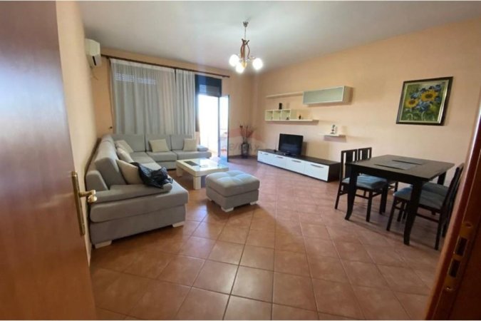Tirane, jepet me qera apartament 2+1 , 800 € (abulevardi Zogu I)