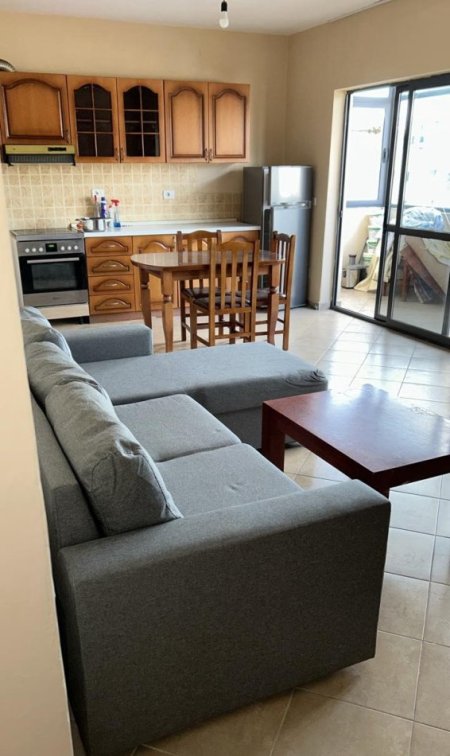Tirane, jepet me qera apartament 2+1+Ballkon Kati 7, 80 m² 600 € (, Vasil shanto , prane ish universitetit europian)
